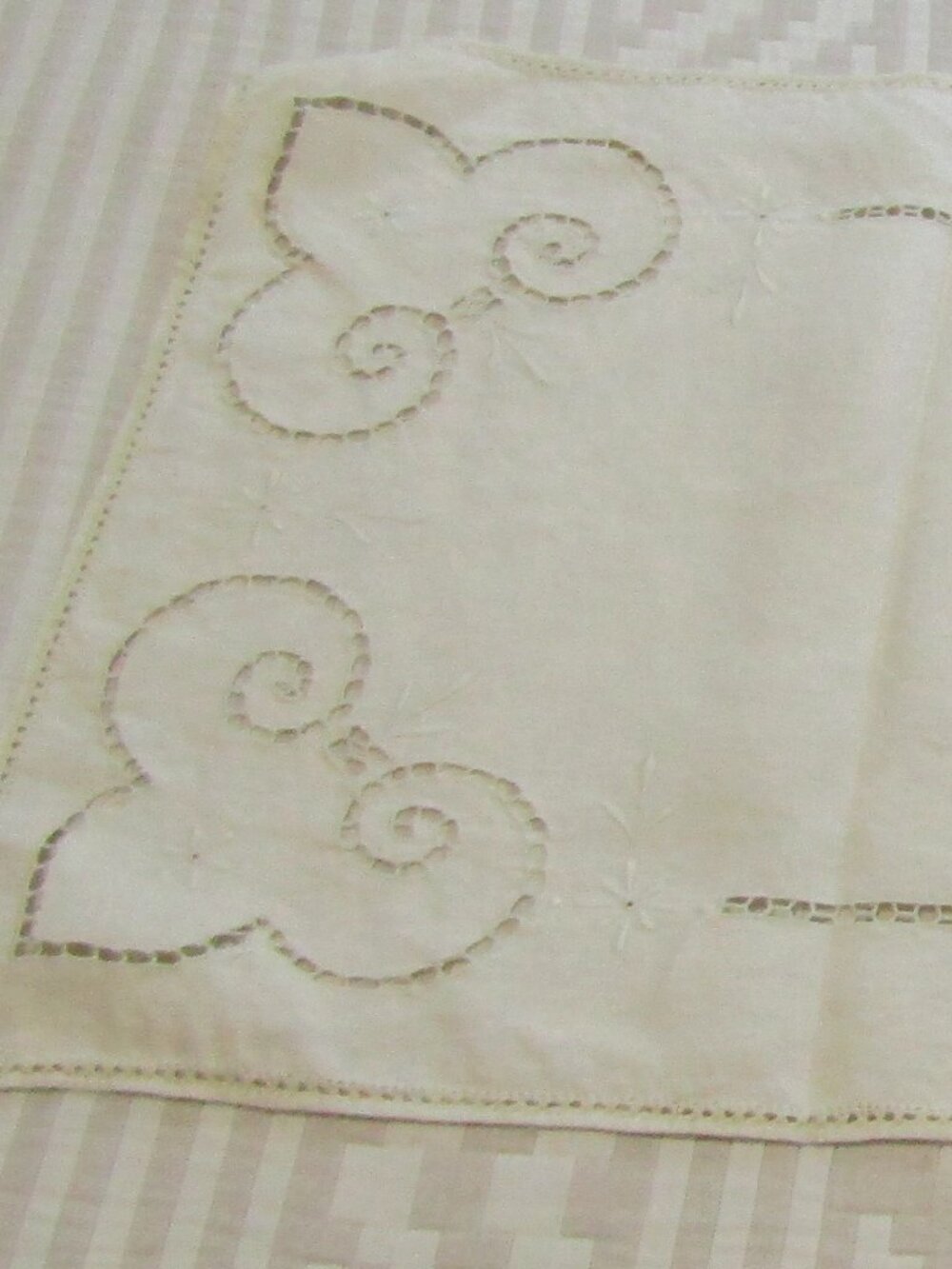 Vintage linen dresser scarf runner cutwork 41x16" off white cottagecore EUC
